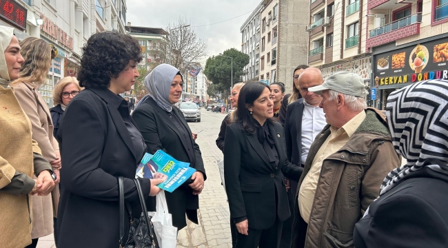 AKP'liler Muradiye'de esnafları ziyaret etti