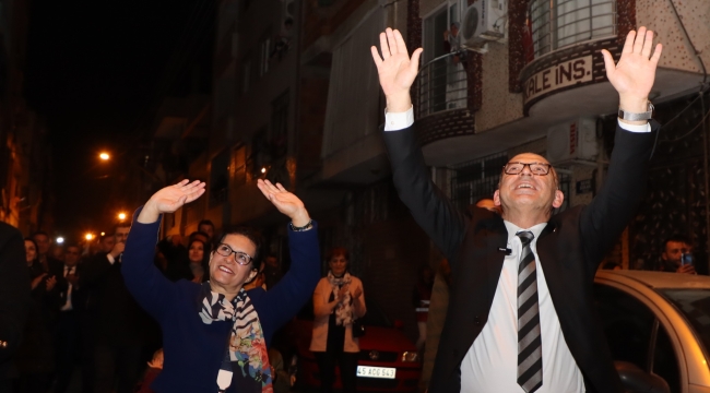 Başkan Akın eşiyle balkonları dolduran vatandaşları selamladı
