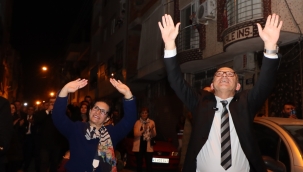 Başkan Akın eşiyle balkonları dolduran vatandaşları selamladı