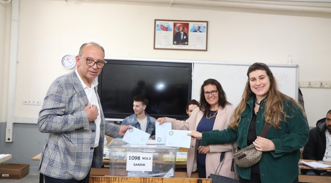 Başkan Akın ve ailesiyle oyunu kullandı