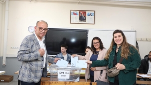 Başkan Akın ve ailesiyle oyunu kullandı