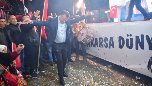 Başkan Öküzcüoğlu Piyadeler'de muteşem karşılamada oynadı