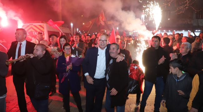 Binlerce vatandaş başkan Akın'ı 'zafer yakın meşaleleri yakın'sloganıyla karşıladı