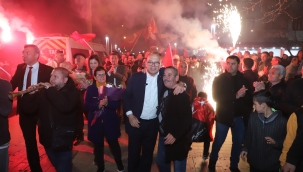 Binlerce vatandaş başkan Akın'ı 'zafer yakın meşaleleri yakın'sloganıyla karşıladı