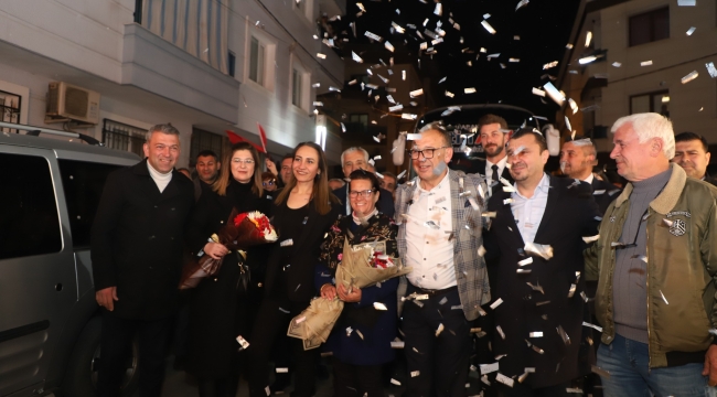 Camönü'de başkan Akın'a balkonlardan konfeti yağdı