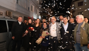 Camönü'de başkan Akın'a balkonlardan konfeti yağdı