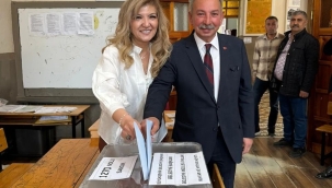 CHP'li Mazlum Nurlu ve eşi oyunu kullandı