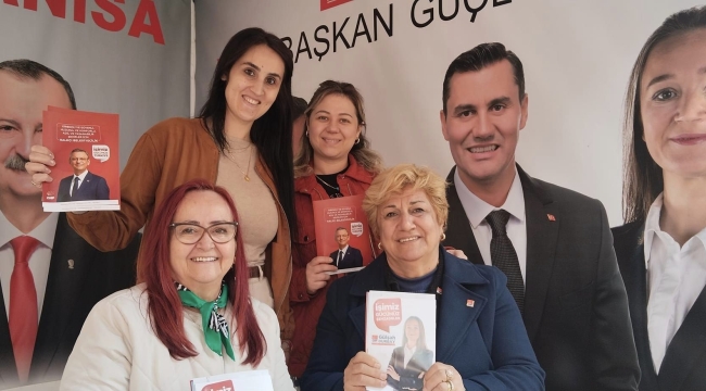 Kadın kolları başkanları başkanlara oy için broşür dağıttı