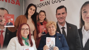 Kadın kolları başkanları başkanlara oy için broşür dağıttı