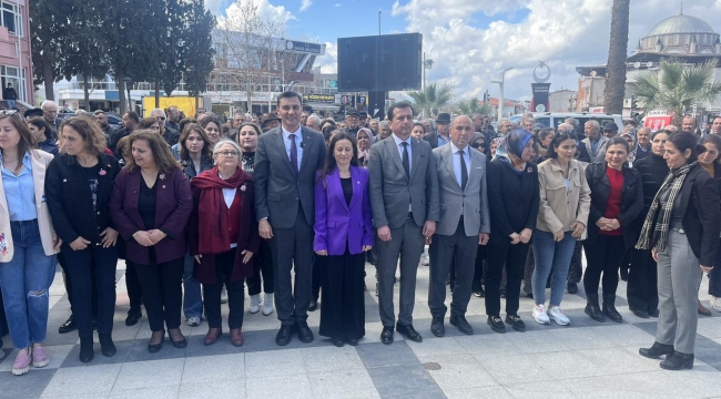 Kadınlar gününde Atatürk anıtına çelenk sunumu ve saygı duruşu