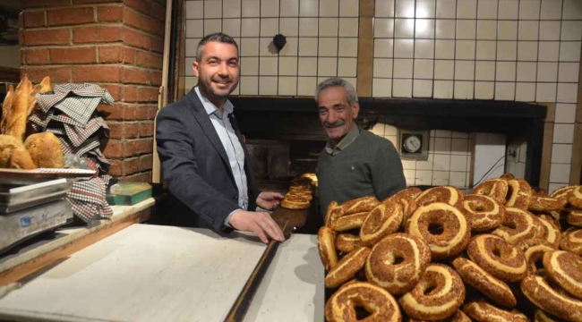 Önce pişirdi sonra peynirle seçmenlere ikram etti