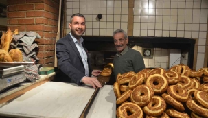 Önce pişirdi sonra peynirle seçmenlere ikram etti