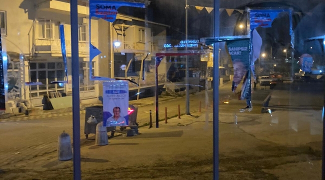 Soma'da CHP adayının afişlerine saldırı