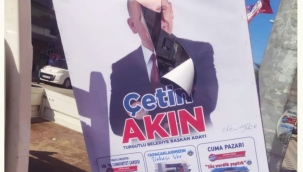 Turgutlu'da başkan Akın'ın afışlerine çirkin saldırı