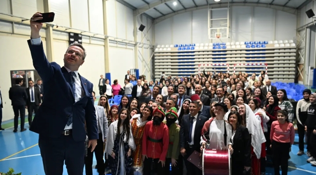 Vali Ünlü Akhisar'da okul ziyaretinde