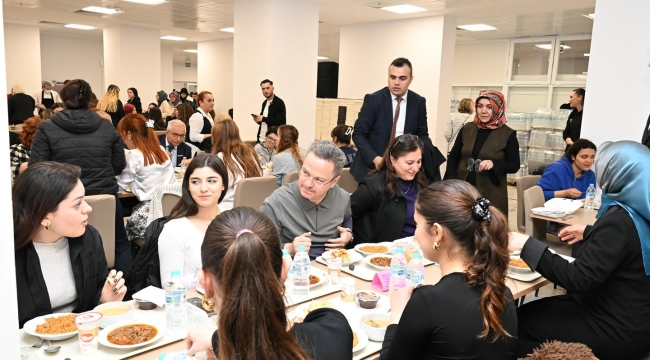 Vali Ünlü iftarını öğrencilerle açtı