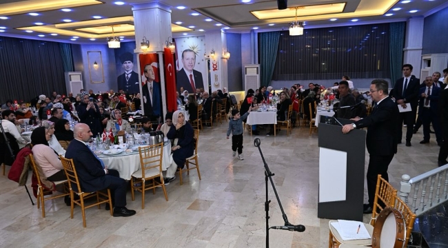 Vali Ünlü ve eşi şehit aileleri için iftar verdi
