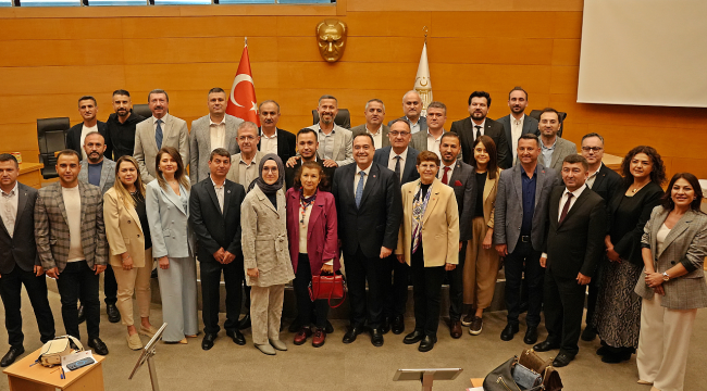 Akhisar'da AKP'den istifa eden 4 meclis üyesi MHP'ye geçti