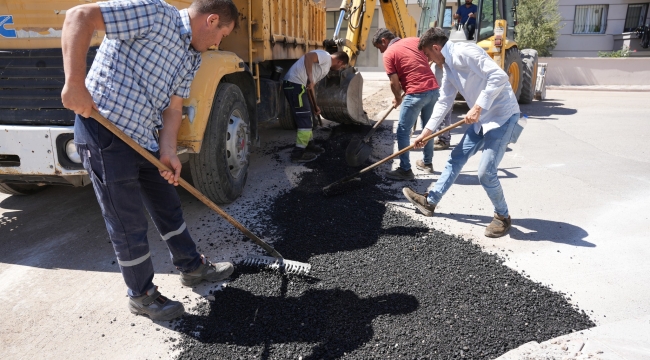 Akhisar'da belediye ekipleri yol ve yeşil alan çalışması