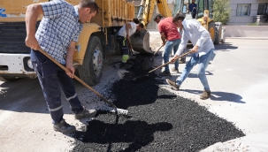 Akhisar'da belediye ekipleri yol ve yeşil alan çalışması