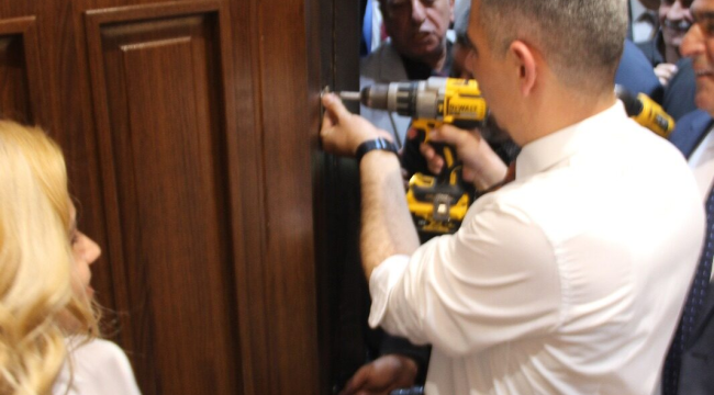 Başkan Okur makam kapısını sökerek makamına oturdu 