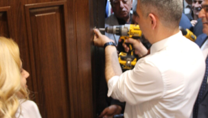 Başkan Okur makam kapısını sökerek makamına oturdu 