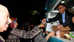 Başkan Öküzcüoğlu'dan vatandaşa kandil ikramı