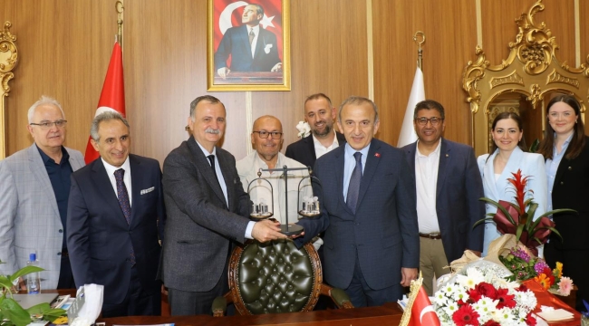 Başkan Yılmaz başkan Balaba'a 'adalet tarazisi' hediye etti