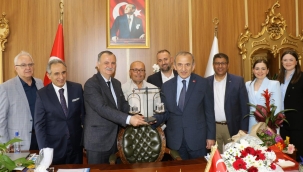 Başkan Yılmaz başkan Balaba'a 'adalet tarazisi' hediye etti