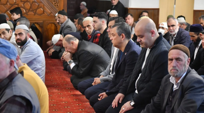 Bayram namazını Hatuniye caminde kılan CHP lideri vatandaşlarla bayramlaştı