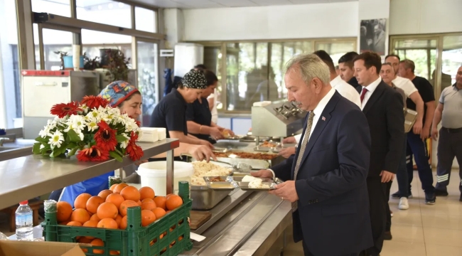 Çalışanlarıyla aynı sofrayı paylaştı
