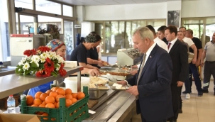 Çalışanlarıyla aynı sofrayı paylaştı