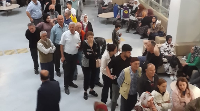 Celâl Bayar Üniversite hastanesi'nde metrelerce muayene kuyruğu