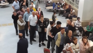 Celâl Bayar Üniversite hastanesi'nde metrelerce muayene kuyruğu