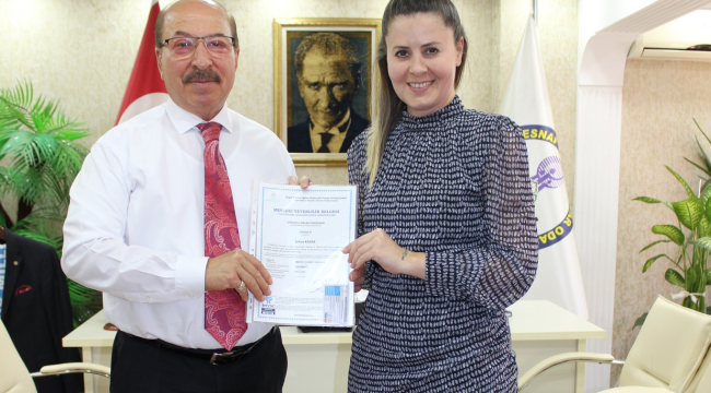 Emlak danışmanları belgelerini aldı