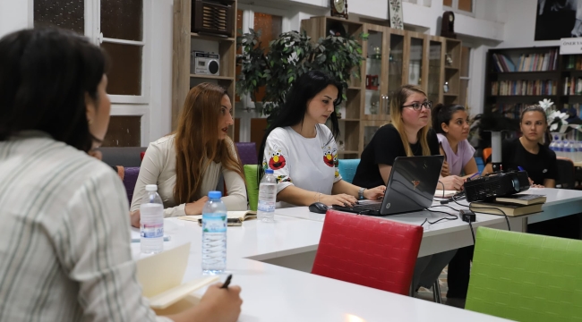 Kadınlar Alaşehir'de astroloji öğreniyor