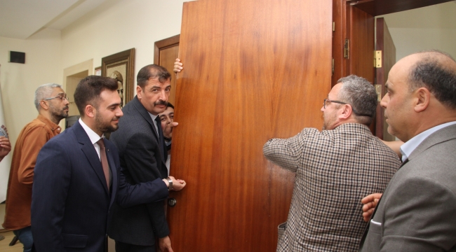 Kula belediye başkanı Dönmez makamını halka açtı