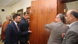 Kula belediye başkanı Dönmez makamını halka açtı