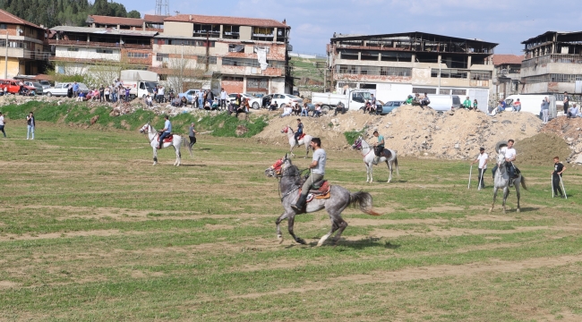 Kula'da ciritler dostluğa atıldı