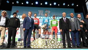 Dereceye giren bisikletcilere adalyaları vali Ünlü verdi