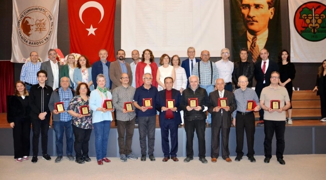 Meslekte 25-40-50-60 yılını dolduran hekimlere plaket