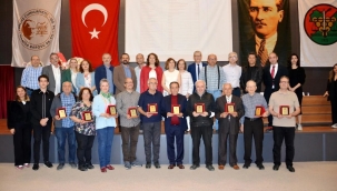 Meslekte 25-40-50-60 yılını dolduran hekimlere plaket