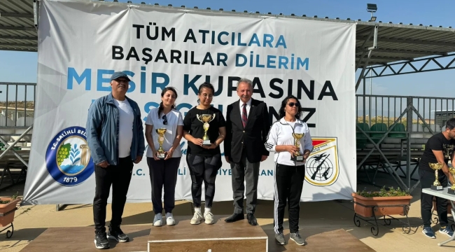 Ödülleri başkan Nurlu verdi