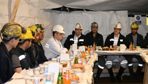 Vali Ünlü madencilerle yer altında iftar yaptı