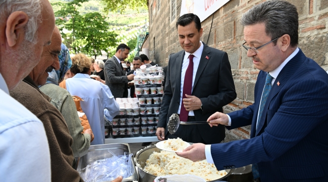 Vali Ünlü ve başkan Zeyrek vatandaşa plav dağıttı