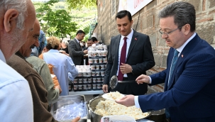 Vali Ünlü ve başkan Zeyrek vatandaşa plav dağıttı