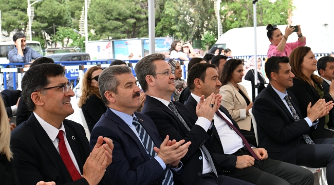 Valiler halk dansları gösterisini izledi