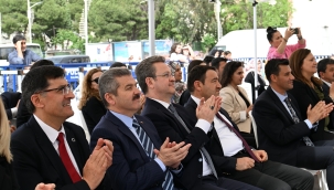 Valiler halk dansları gösterisini izledi