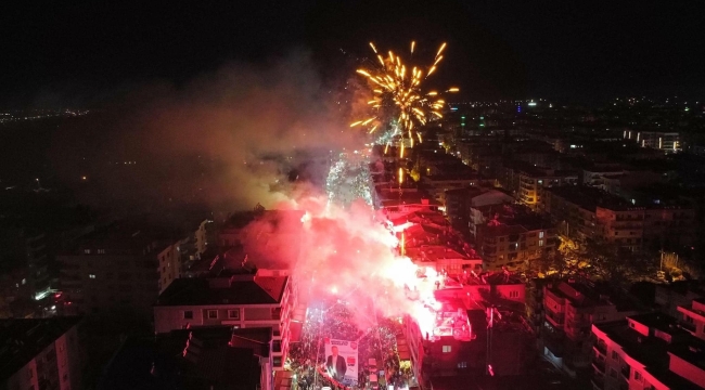 Vatandaşlar Salihli'de CHP zaferini kutlamak için sokağa döküldü