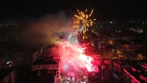 Vatandaşlar Salihli'de CHP zaferini kutlamak için sokağa döküldü